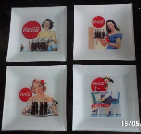 7415-1 € 15,00 coca cola set van 4 glazen gebaksbordjes met diverse afbeeldingen.jpeg